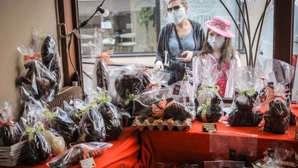 Un chocolatier organise les commandes de ses chocolats de Pâques&nbsp;à&nbsp;Saint-Cloud, près de Paris, le 9 avril 2020. (LUC NOBOUT / MAXPPP)