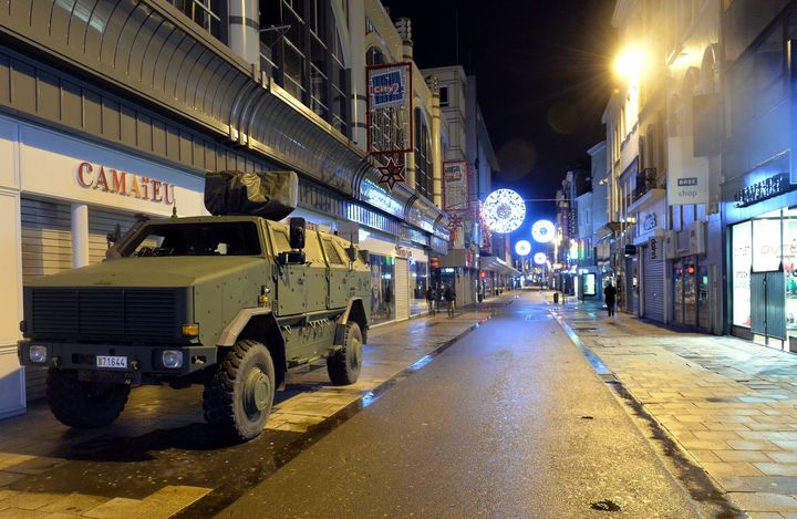 Un véhicule militaire est stationné&nbsp;dans une rue vide, dans le centre-ville de Bruxelles (Belgique), samedi 21 novembre 2015. (DURSUN AYDEMIR / ANADOLU AGENCY / AFP)