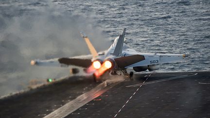 Un avion am&eacute;ricain engag&eacute; dans la coalition contre l'Etat islamique, le 28 octobre 2014 dans le Golfe. (US NAVY / REUTERS)