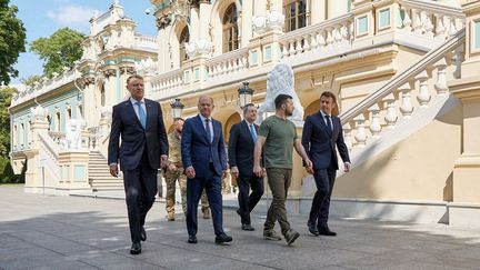 Le président ukrainien Volodymyr Zelensky reçoit au palais présidentiel, à Kiev, Emmanuel Macron, le&nbsp;chancelier allemand Olaf Scholz, le chef du gouvernement italien Mario Draghi et&nbsp;le président roumain Klaus Iohannis, à Kiev, le 16 juin 2022. (UKRAINIAN PRESIDENCY/HANDOUT / ANADOLU AGENCY / AFP)