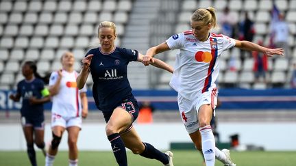 Ada Hegerberg (droite) face à Amanda Ilestedt (gauche) lors de PSG-Lyon en D1 Arkema le 29 mai 2022. (FRANCK FIFE / AFP)