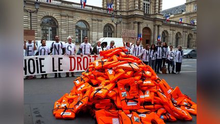 Mardi 19 juin, les membres d’un collectif de citoyens sont venus déposer 348 gilets de sauvetage devant le Sénat à Paris.&nbsp; (BENJAMIN MATHIEU / RADIO FRANCE)