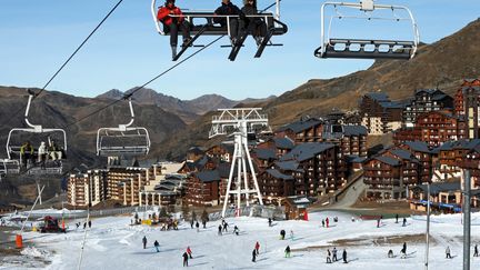 La station de Val-Thorens, en Savoie, lors de son jour d'ouverture pour la saison 2011-2012, le 26 novembre 2011. (JEAN-PIERRE CLATOT / AFP)