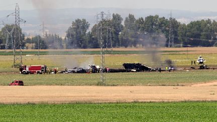 Un avion de transport militaire A400M d'Airbus s'est &eacute;cras&eacute; pr&egrave;s de S&eacute;ville (Espagne),&nbsp;le 9 mai 2015, faisant quatre morts et deux bless&eacute;s graves. (CRISTINA QUICLER / AFP)