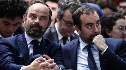 Edouard Philippe le 8 avril 2019 au côté du secrétaire d'Etat Sébastien Lecornu (PHILIPPE LOPEZ / AFP)