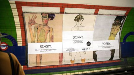 Affiches de l'office du tourisme de Vienne dans le métro de Londres, le 6 novembre 2017. Jugées choquantes, les œuvres d'Egon Schiele y sont en partie masquées. (CHRISTIAN LENDL / VIENNA TOURIST BOARD / AFP)