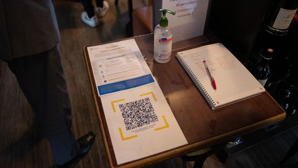 Un restaurant muni d'un QR code&nbsp;permettant de télécharger l'application TousAntiCovid, le 26 mai 2021 à Rungis (Val-de-Marne).&nbsp; (ANTOINE DE RAIGNIAC / HANS LUCAS / AFP)