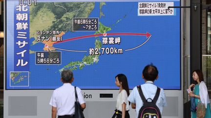 Un écran montre la trajectoire d'un missile nord-coréen au-dessus du Japon, à Kita Waed (Préfecture d'Osaka), au Japon, le 29 août 2017. (KEN SATOMI / YOMIURI)