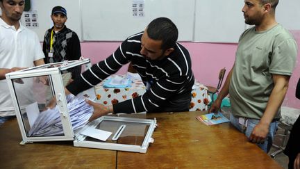 D&eacute;pouillement des l&eacute;gislatives dans un bureau de vote, le 10 mai 2012 &agrave; Alger. (FAROUK BATICHE / AFP)