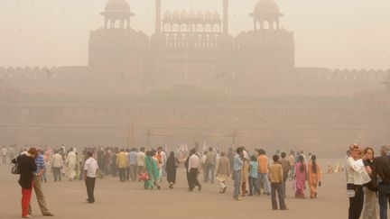 Un nuage de pollution enveloppe New Delhi (Inde), le 7 novembre 2009. (RAVEENDRAN / AFP)