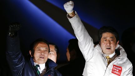 &nbsp; (Le Premier ministre japonais Shinzo Abe (à droite) et son ministre de Finances Taro Aso (à gauche) © REUTERS/Thomas Peter)