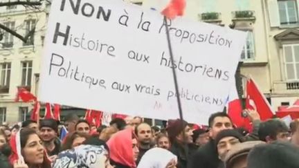 Manifestation devant l'Assembl&eacute;e nationale, &agrave; Paris, le 22 d&eacute;cembre 2011. (APTN)