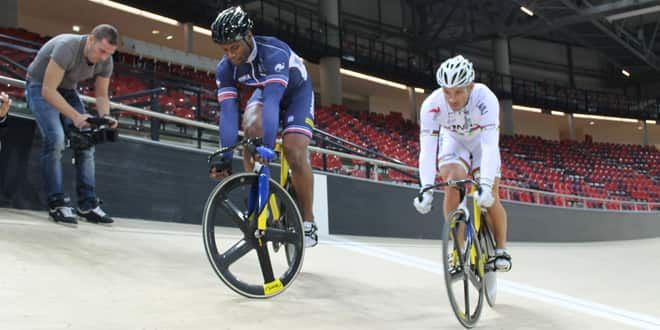 Grégory Baugé et François Pervis testent la piste du Vélodrome national