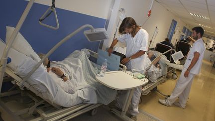 Les urgences de l'h&ocirc;pital La Palmosa, &agrave; Menton (Alpes-Maritimes), le 21 ao&ucirc;t 2012.&nbsp;Plus d'un tiers des personnes interrog&eacute;es se sont rendues aux urgences au cours des douze derniers mois, selon&nbsp;une &eacute;tude TNS Sofres-F&eacute;d&eacute;ration hospitali&egrave;re de France publi&eacute;e le 21 mai 2013. (MAXPPP)