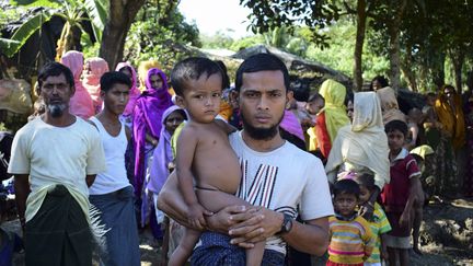 Des réfugiés de la minorité rohingya dans un camp de réfugiés au Bangladesh, le 24 novembre 2016, après avoir fui la Birmanie. (SAM JAHAN / AFP)