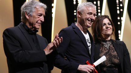 Le réalisateur français Robin Campillo (au centre), récompensé par le Grand prix pour son film "120 battements par minute" au 70e festival de Cannes, le 28 mai 2017.&nbsp; (VALERY HACHE / AFP)