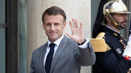 Emmanuel Macron devant l'Élysée avant une réunion avec le président du Chili, le 21 juillet 2023. (ALEXIS SCIARD / MAXPPP)