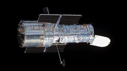 Le télescope Hubble, photographié par l'équipage de la navette spatiale américaine Columbia le 9 mars 2002. (NASA PHOTO / AFP)