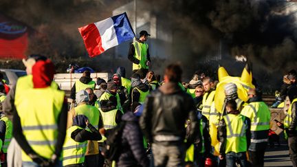 Des "gilets jaunes" bloquent&nbsp;le périphérique de Caen (Calvados), le 18 novembre 2018.&nbsp; (CHARLY TRIBALLEAU / AFP)