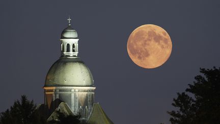 Une "super Lune" au-dessus de Provins (Seine-et-Marne), en 2014. (CHRISTOPHE LEHENAFF / PHOTONONSTOP / AFP)