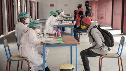 Un consultation pour coronavirus à&nbsp;Antananarivo, à Madagascar, le 20 juillet 2020.&nbsp; (RIJASOLO / AFP)