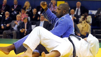 Mental de champion. Frustré par sa médaille de bronze aux Jeux de Pékin quelques mois auparavant, le Guadeloupéen fait le dos rond et remporte son premier titre de champion du monde toutes catégories, le 21 décembre 2008, devant son public à Levallois-Perret (France). (MAXPPP)