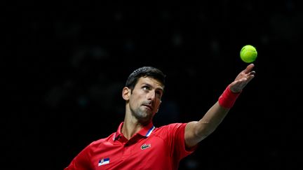 Le joueur serbe Novak Djokovic&nbsp;lors d'un match de tennis en décembre 2021 à Madrid. (OSCAR DEL POZO / AFP)