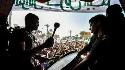 Un opposant &eacute;gyptien tape au tambour lors d'une manifestation hostile au gouvernement de Mohamed Morsi, le 1er mars 2013 &agrave; Port Sa&iuml;d (Egypte). (AFP)