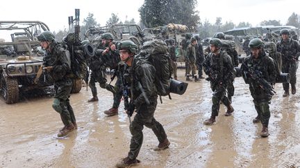 Des soldats israéliens se préparent à se rendre dans la bande de Gaza, près de la zone frontalière du sud d'Israël, le 13 décembre 2023. (JACK GUEZ / AFP)