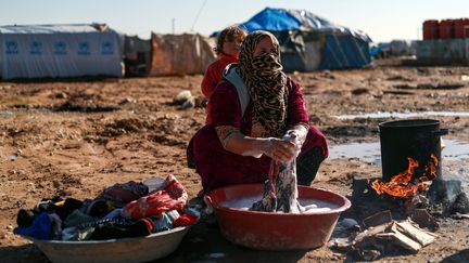 Une Syrienne dans un campement pour déplacés, dans la province de Deir Ezzor, le 10 janvier 2019. (DELIL SOULEIMAN / AFP)