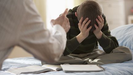 Le fait d&rsquo;&ecirc;tre dans une famille monoparentale r&eacute;duit objectivement la possibilit&eacute; d&rsquo;aide au travail &agrave; la maison, selon l'&eacute;tude sur le d&eacute;crochage scolaire des chercheurs en g&eacute;ographie de l'universit&eacute; de Caen (Calvados). (KIDSTOCK / BLEND IMAGES / GETTY IMAGES)