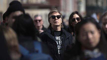 Parmi les nombreuses célébrités ayant défilé à Washington samedi 24 mars 2018pour réclamer davantage de contrôle des armes à feu se trouvait Paul McCartney.&nbsp;"Un de mes meilleurs amis a été tué par balles juste à côté d'ici, donc c'est important pour moi d'être ici", a-t-il déclaré en référence à la mort de John Lennon, assassiné à New York en 1980. (DREW ANGERER / GETTY IMAGES NORTH AMERICA / AFP)