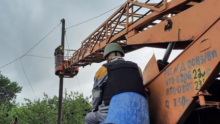 Une intervention des agents de la société d'électricité d'Ukraine à&nbsp;Dobropillia, dans le Donbass (Ukraine), en juin 2022. (ERIC AUDRA / RADIO FRANCE)