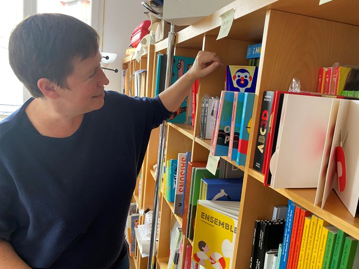 Pascaline Mangin dans la bibliothèque des ouvrages utilisés pour le programme "Des livres à soi". (FG / FRANCEINFO)