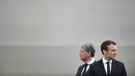 Le président de la compagnie MSC,&nbsp;Gianluigi Aponte, et Emmanuel Macron, le 31 mai 2017 à Saint-Nazaire. (JEAN-SEBASTIEN EVRARD / AFP)