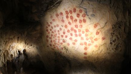 Apr&egrave;s quelques pas dans la caverne du Pont d'Arc, on tombe sur la restitution des traces de paumes de mains, toutes identiques. "Selon la taille de la main, on sait qu'il s'agissait d'un homme d'environ 1m80, explique Dominique Baffier, l'ancienne conservatrice de la grotte Chauvet. Son petit doigt est l&eacute;g&egrave;rement arqu&eacute;, on va le retrouver ailleurs dans la cavit&eacute;." (JEROMINE SANTO GAMMAIRE / FRANCETV INFO)