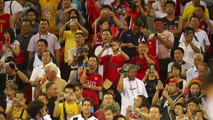 Les spectateurs chinois, appareil photo en main, lors d'un match de basket entre la Chine et les Etats-Unis, lors du tournoi olympique des Jeux de P&eacute;kin, en 2008. (BOB ROSATTO / SPORTS ILLUSTRATED / GETTY IMAGES)