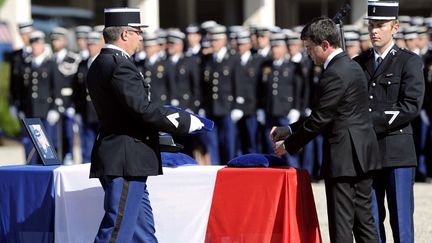 Le ministre de l'Int&eacute;rieur Manuel Valls, le 22 juin 2012 &agrave; Hy&egrave;res (Var), lors de l'hommage aux deux gendarmes tu&eacute;es &agrave; Collobri&egrave;res le 17 juin 2012. (BORIS HORVAT / AFP)