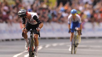 Adam Yates (UAE), vainqueur de la première étape du Tour de France devant son jumeau Simon (Jayco AlUla), le 1er juillet 2023 à Bilbao. (THOMAS SAMSON / AFP)