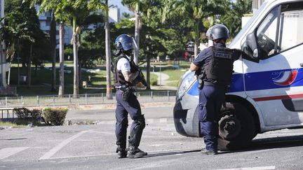 Deux policiers stationnent à Nouméa, en Nouvelle-Calédonie, le 26 juin 2024. Image d'illustration. (THEO ROUBY / HANS LUCAS)