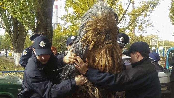 A Odessa (Ukraine), le 25 octobre 2015, l'arrestation d'un homme déguisé en Chewbacca. (REUTERS)