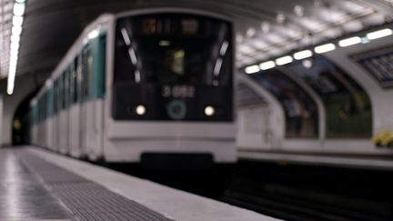 Une rame de métro parisien de la RATP entrant en gare. Image d'illustration. (AURELIEN ACCART / RADIO FRANCE)