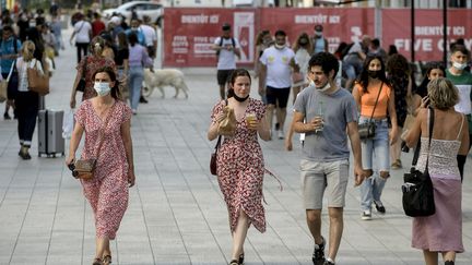 Le port du masque n'est plus systématiquement obligatoire en extérieur depuis jeudi 17 juin.&nbsp; (MAXIME JEGAT / MAXPPP)