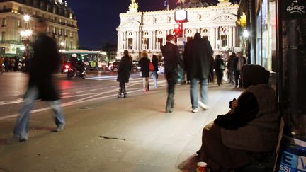 D&eacute;but d&eacute;cembre 2012, 48% des Fran&ccedil;ais se sentaient "pauvres" ou "en passe de l'&ecirc;tre".&nbsp; (KENZO TRIBOUILLARD / AFP)