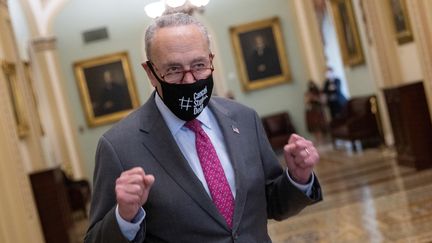 Chuck Schumer, le chef de la majorité démocrate au Sénat américain, le 10 août 2021 après l'adoption du plan pour les infrastructures de Joe Biden. (WIN MCNAMEE / GETTY IMAGES NORTH AMERICA / AFP)