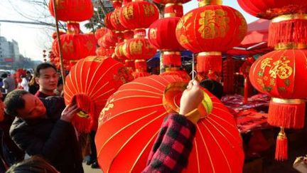 Des Chinois achètent des lanternes rouges pour la nouvelle année à Fuyang (province d'Anhui, est de la Chine), le 25 janvier 2017. (AFP)