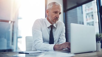 Un cadre senior dans son bureau. Photo d'illustration.
 (TINPIXELS / E+ / GETTYIMAGES)