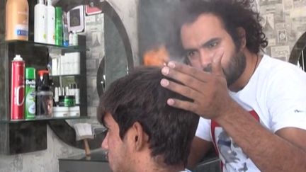 Un salon de coiffure situé à Lahore, au Pakistan, propose des coupes de cheveux effectuées au hachoir, au bris de verre ou même au chalumeau.