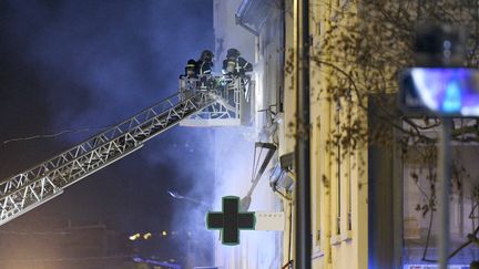 Des pompiers interviennent après un incendie à Lyon,&nbsp;dans la nuit du 9 au 10 février 2019. (MAXPPP)