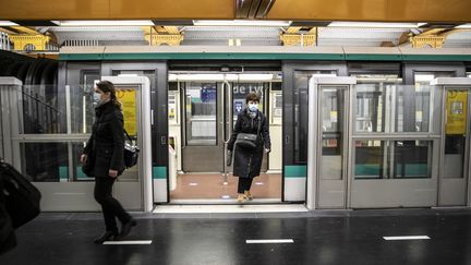 Dans une station de métro de la ligne 1 à Paris, le premier jour du déconfinement, le 11 mai 2020. (YANN CASTANIER / HANS LUCAS / AFP)